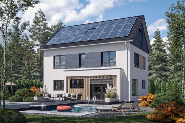 Modernes weißes Einfamilienhaus mit grauem Satteldach, Solarpaneelen, Garten, Pool und Loungemöbeln in Waldumgebung