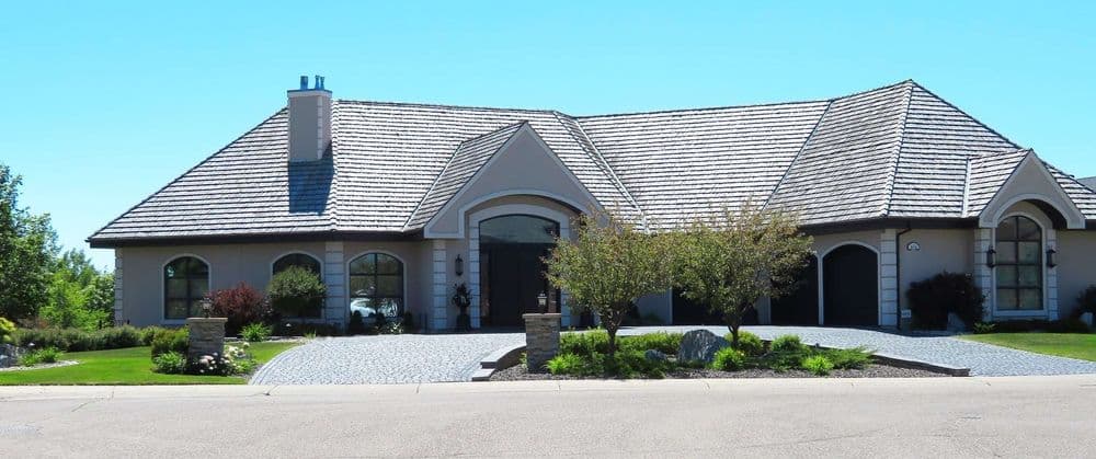 ebenerdiger amerikanischer Bungalow mit Auffahrt