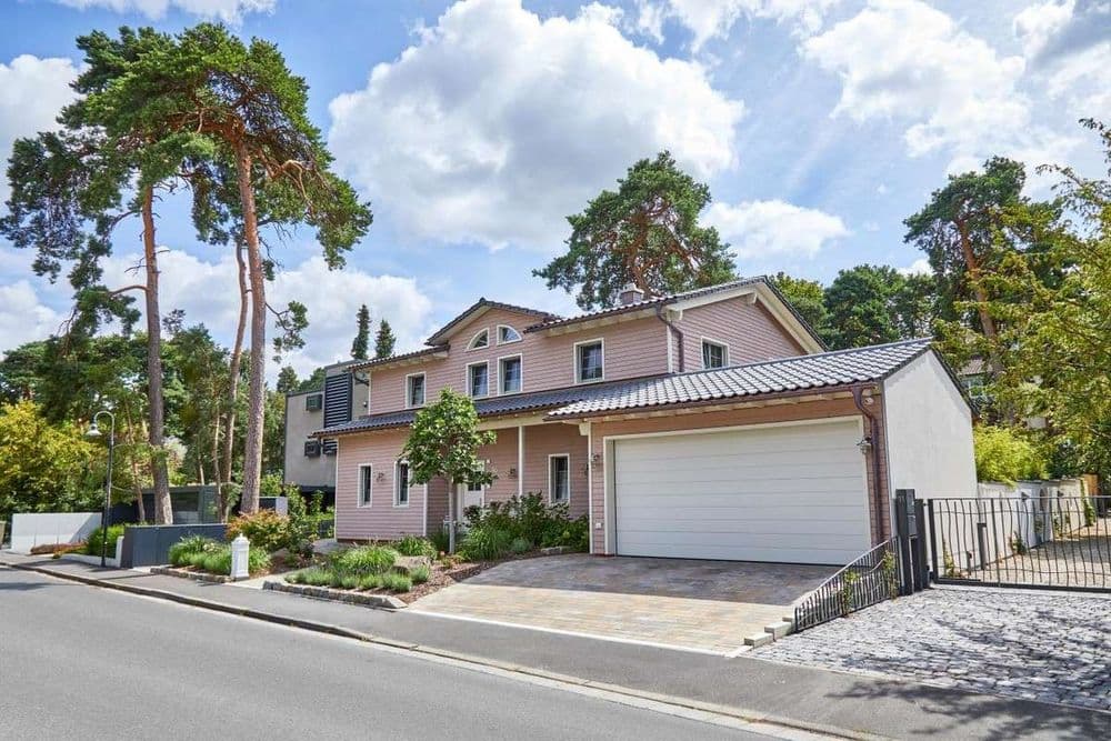 amerikanisches Haus mit Garage