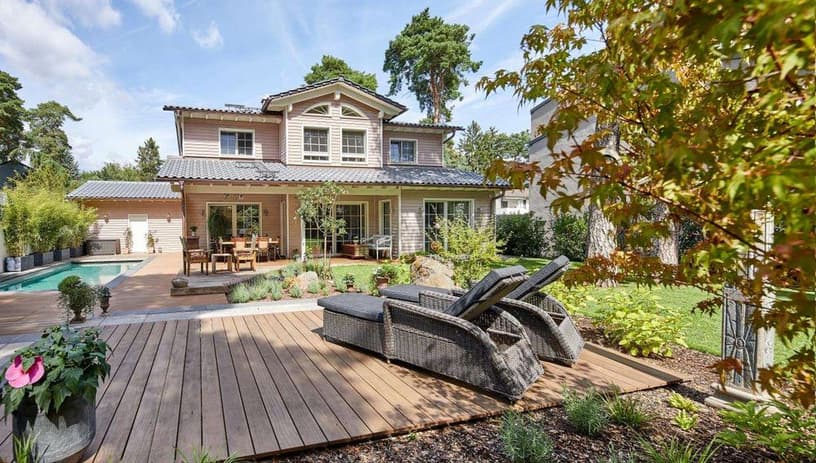 Amerikanisches Haus mit Pool und Liegefläche