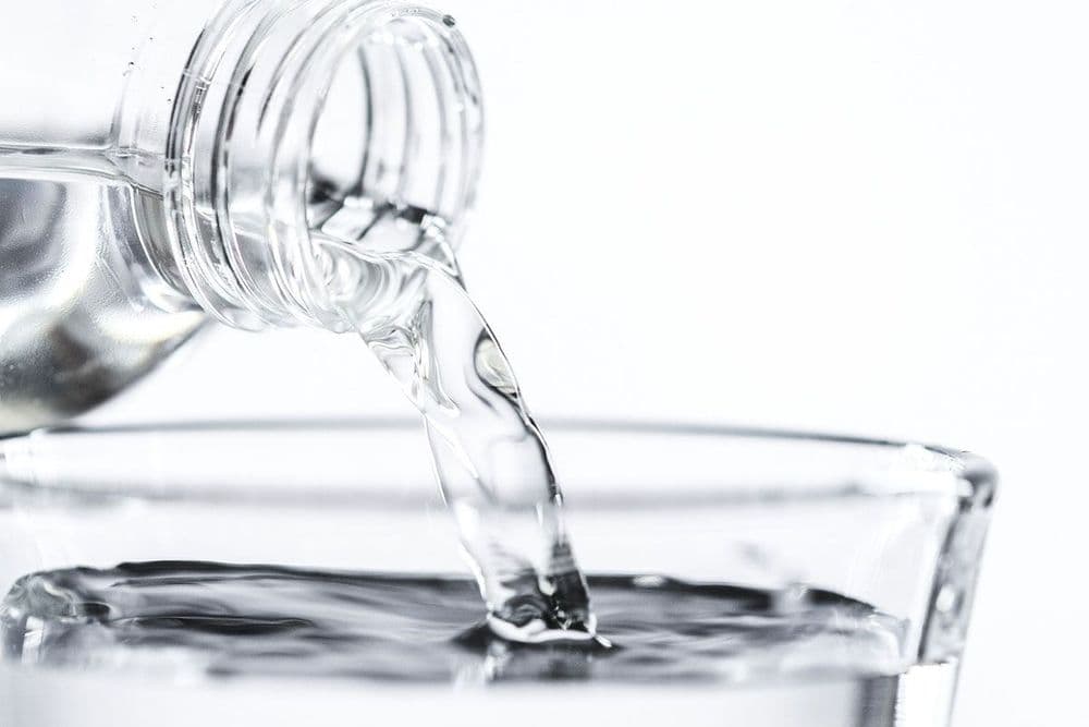 Wasserglas und durchsichtige Wasserflasche