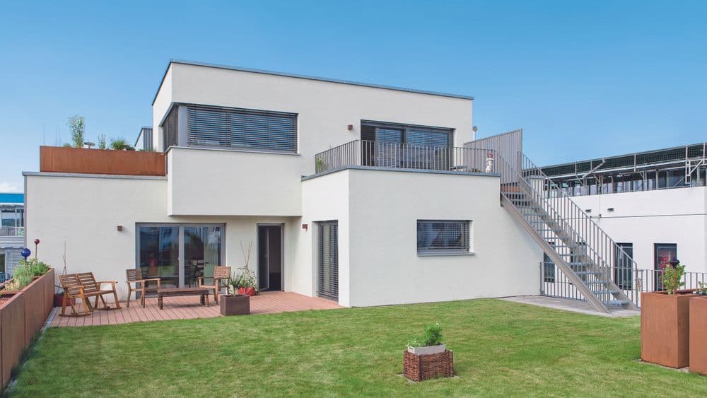 Modernes Kubushaus mit Garten und Terrasse