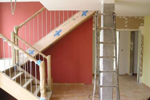 Ausbauerbeiten im Keller bei der Sanierung eines Fertighauses