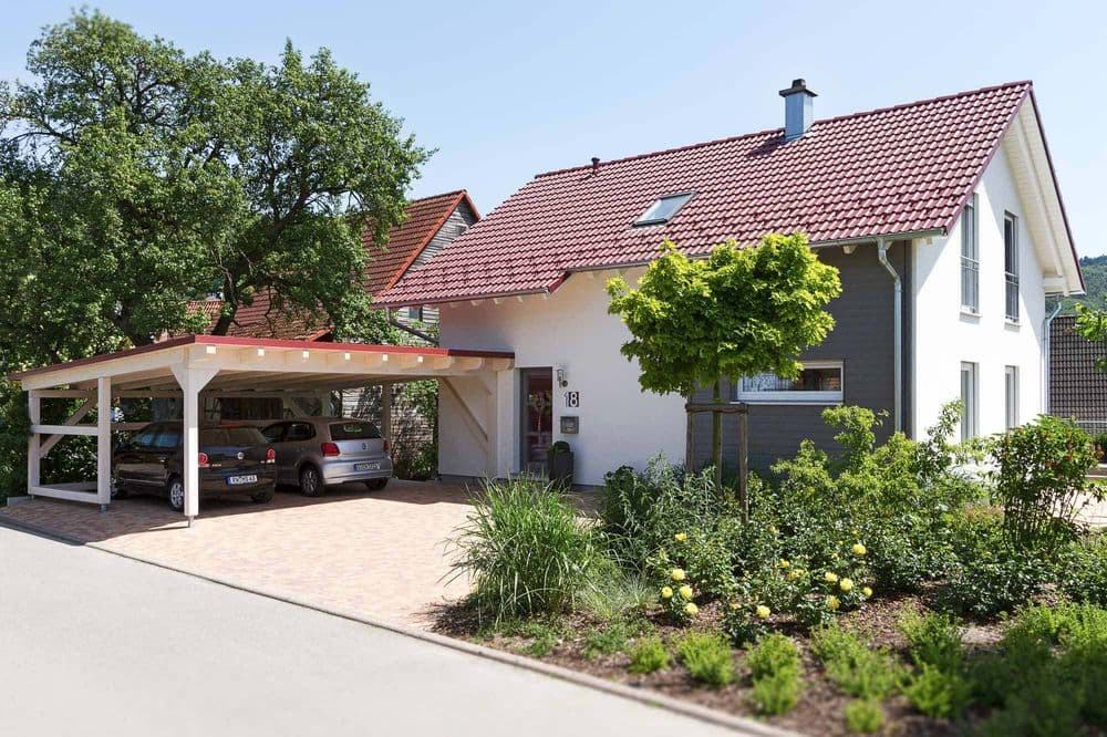 Einfamilienhaus mit Satteldach, Carport und Garten