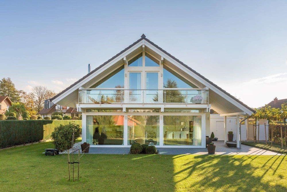 Holzhaus mit viel Glas