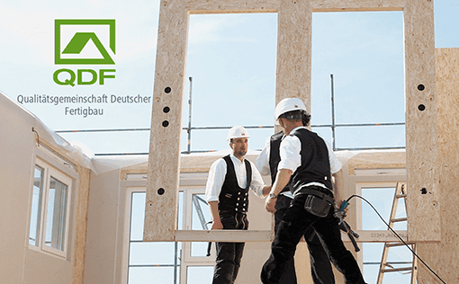 Zimmermännder beim Holzwandbau mit BDF Siegel