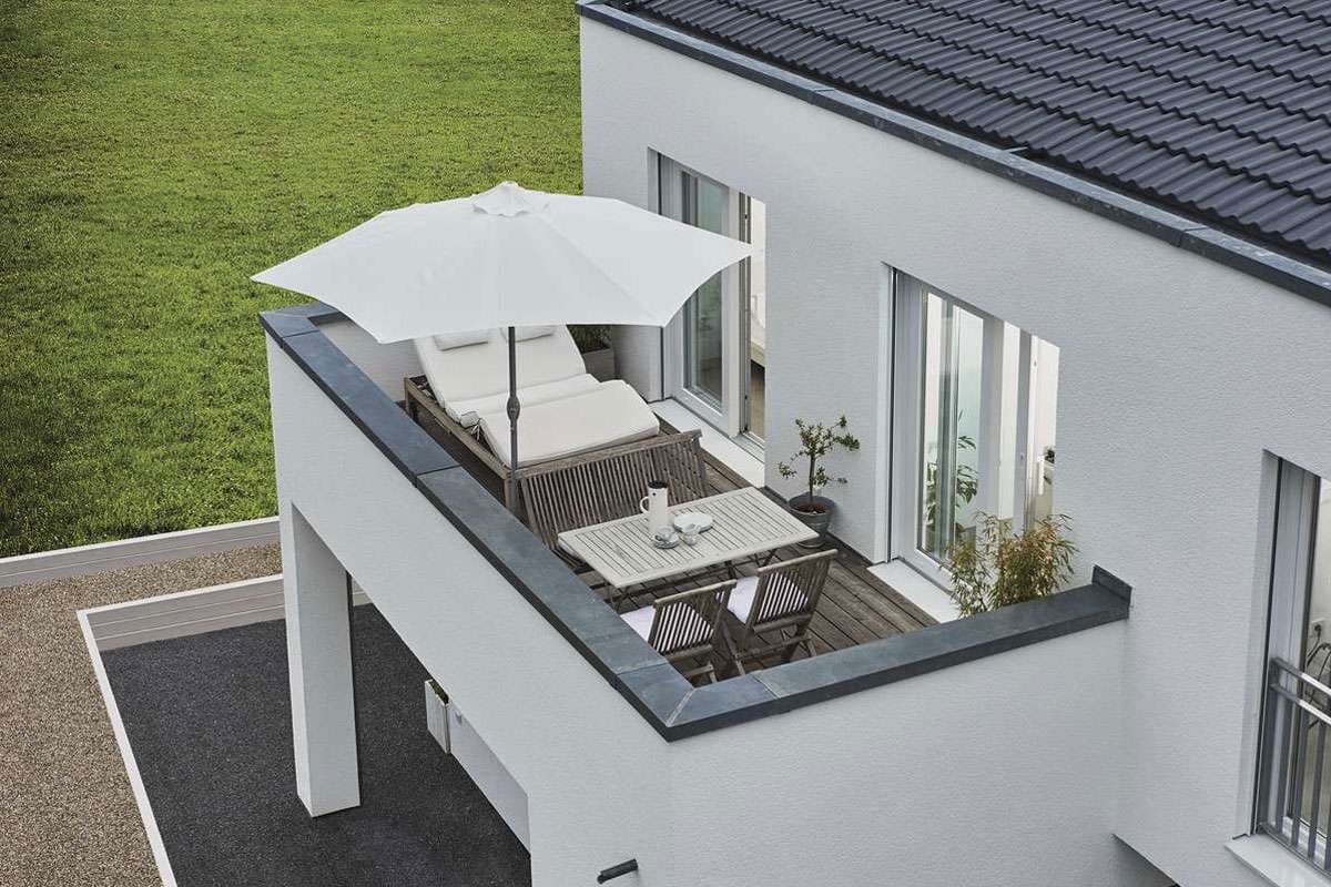 Einfamilienhaus mit Dachterrasse und Brüstung