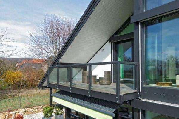 Balkon mit verglaster Brüstung