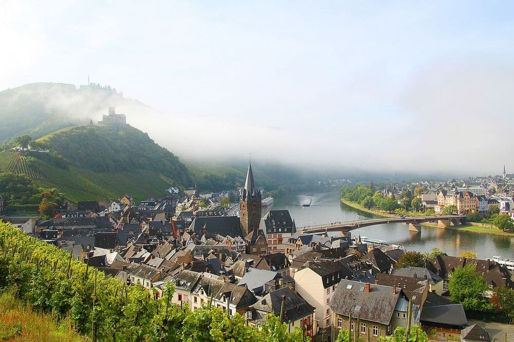 Malerischer Panoramablick auf eine durch einen Fluss geteilte Stadt