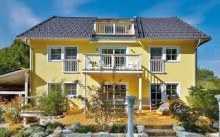 Mediterranes Einfamilienhaus mit Dachloggia und Balkon