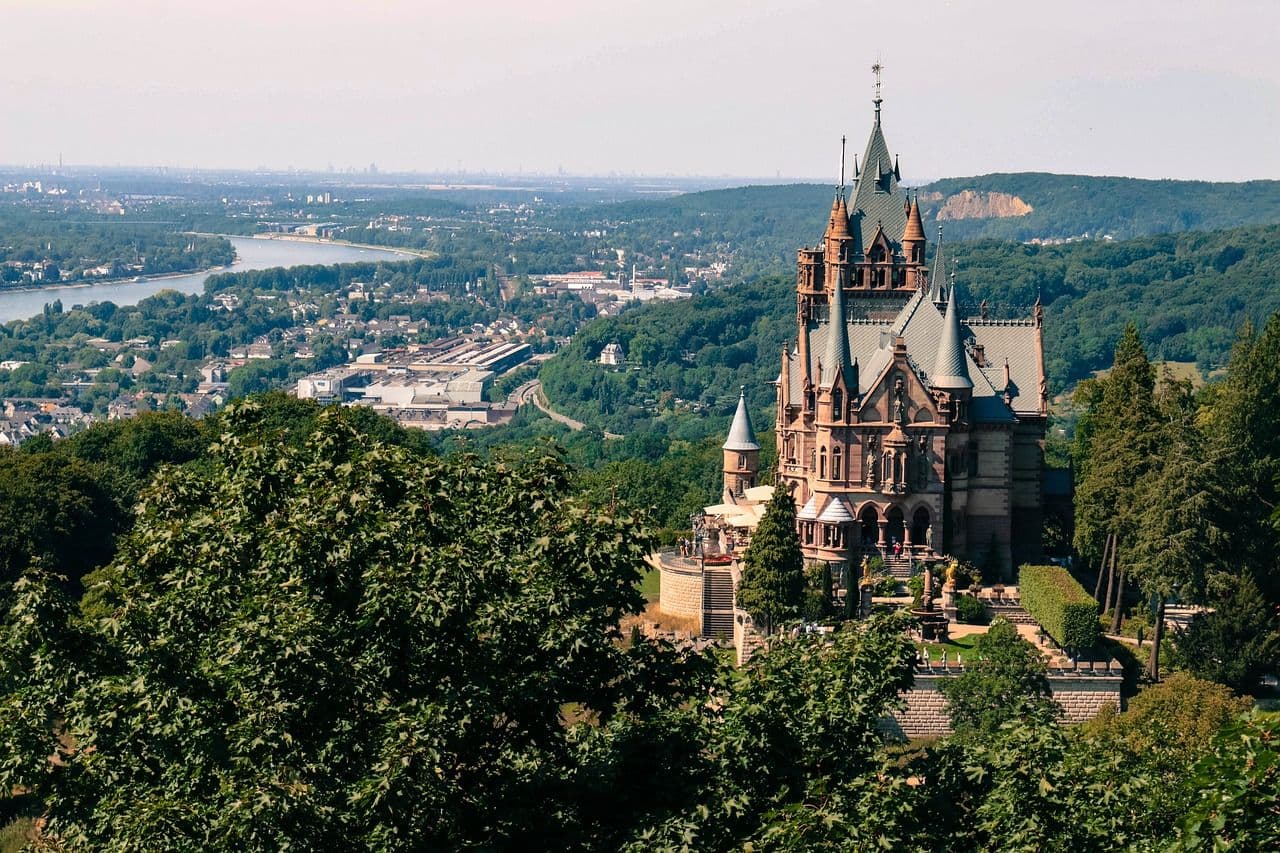 Außenansicht des majestätischen Drachenschlosses bei Königswinter