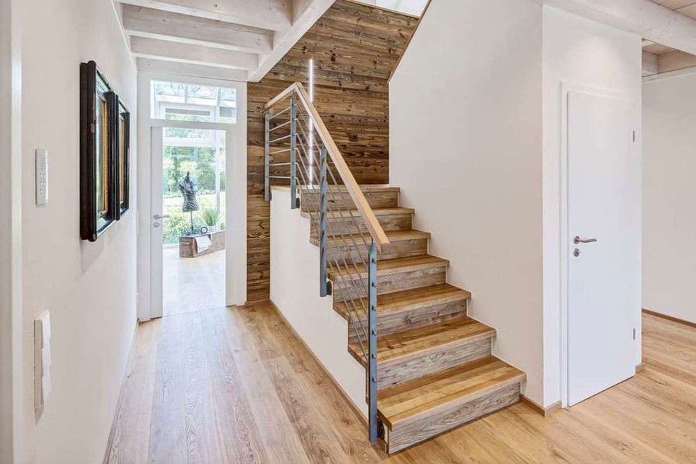 Gewundene Holztreppe mit eingebauter Vorratskammer