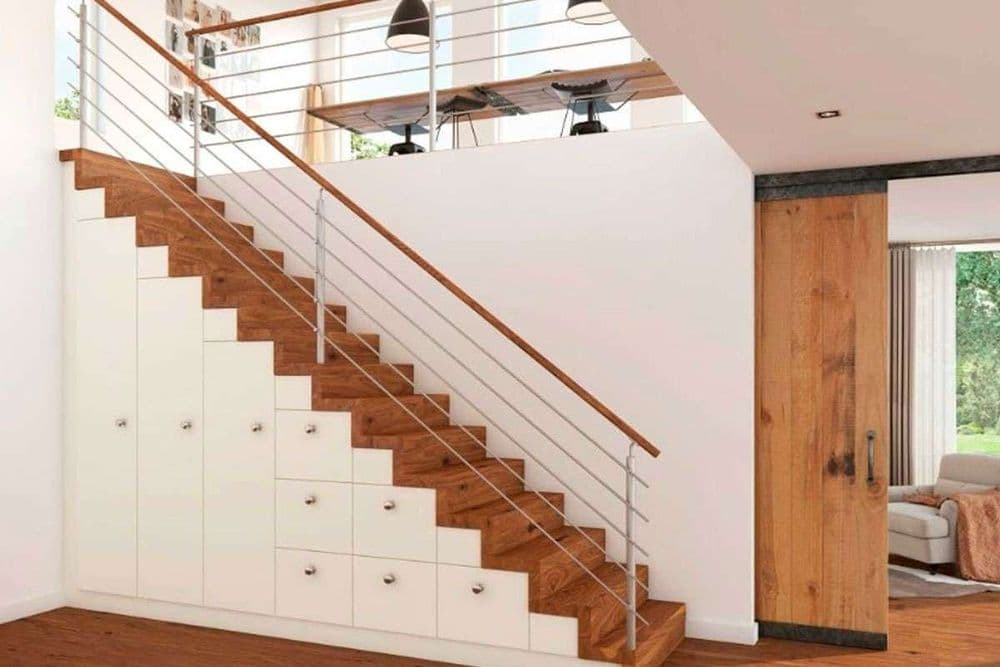 Stilvolle Holztreppe mit eingebautem Schrank für extra Stauraum