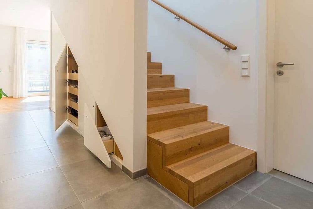 Eingangsbereich mit Holztreppe und eingebautem Garderobenschrank