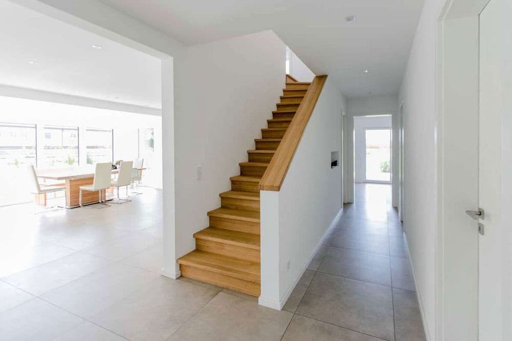 Offener Wohn- und Essbereich mit gemauerter Treppe