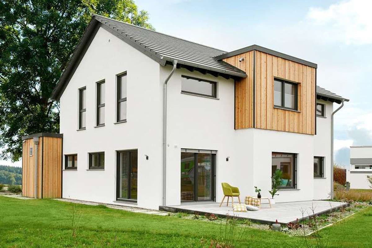 Modernes Fertighaus mit Satteldach, Garten und Terrasse