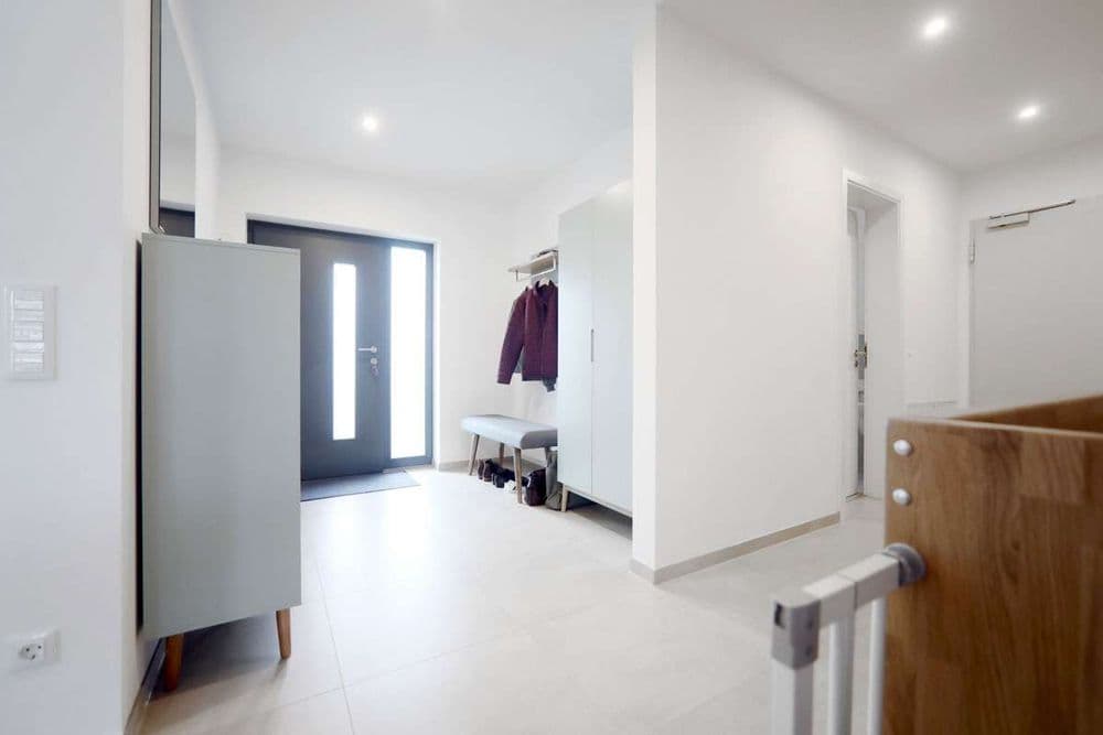 Heller Eingangsbereich mit Garderobe