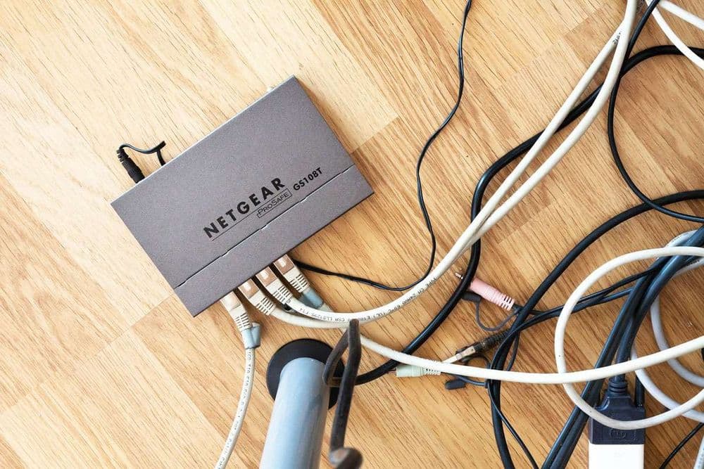 Angeschlossener WLAN-Router mit 4 eingesteckten LAN-Kabeln. (Bild: pixabay © stux)