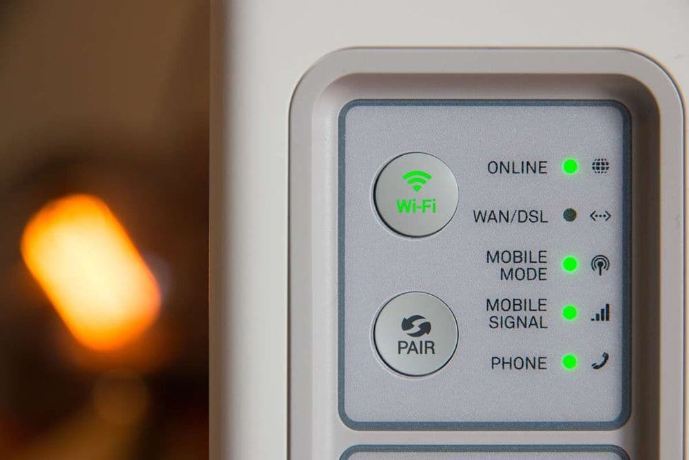 WLAN-Router geben elektrische Strahlung, sogenannten Elektrosmog, an die Umwelt ab. (Bild: unsplash © Webaroo)