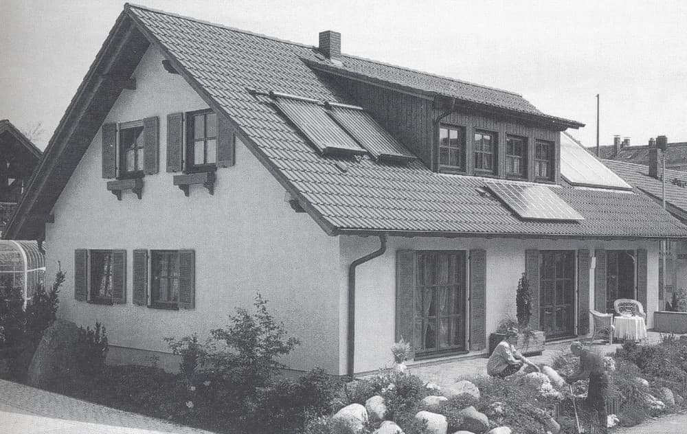 Schwarz-weiß Aufnahme eines modernen Fertighauses