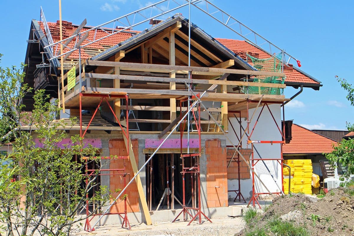 Baustelle eines Einfamilienhauses bei der Kernsanierung