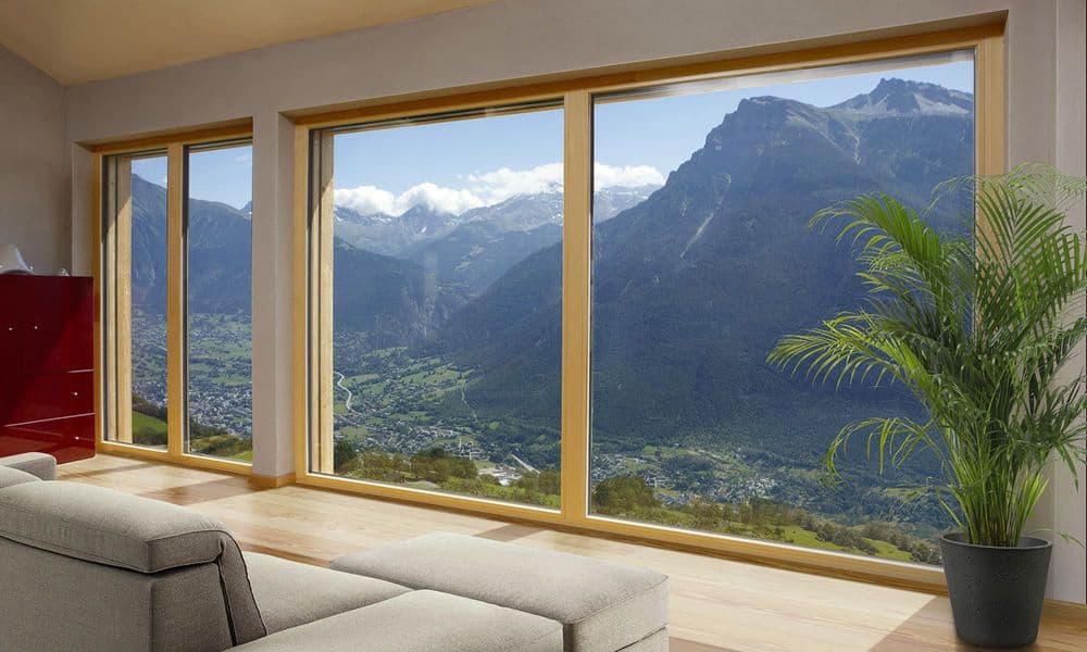 Die Große Fensterfront lässt viel wohngesundes Licht in den Innenraum