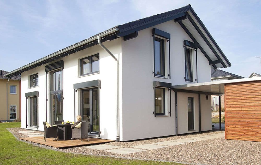 Modernes Einfamilienhaus mit Satteldach und kleiner Holzterrasse