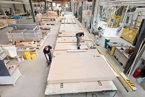 Produktion der Fertighaus-Einzelteile im Werk