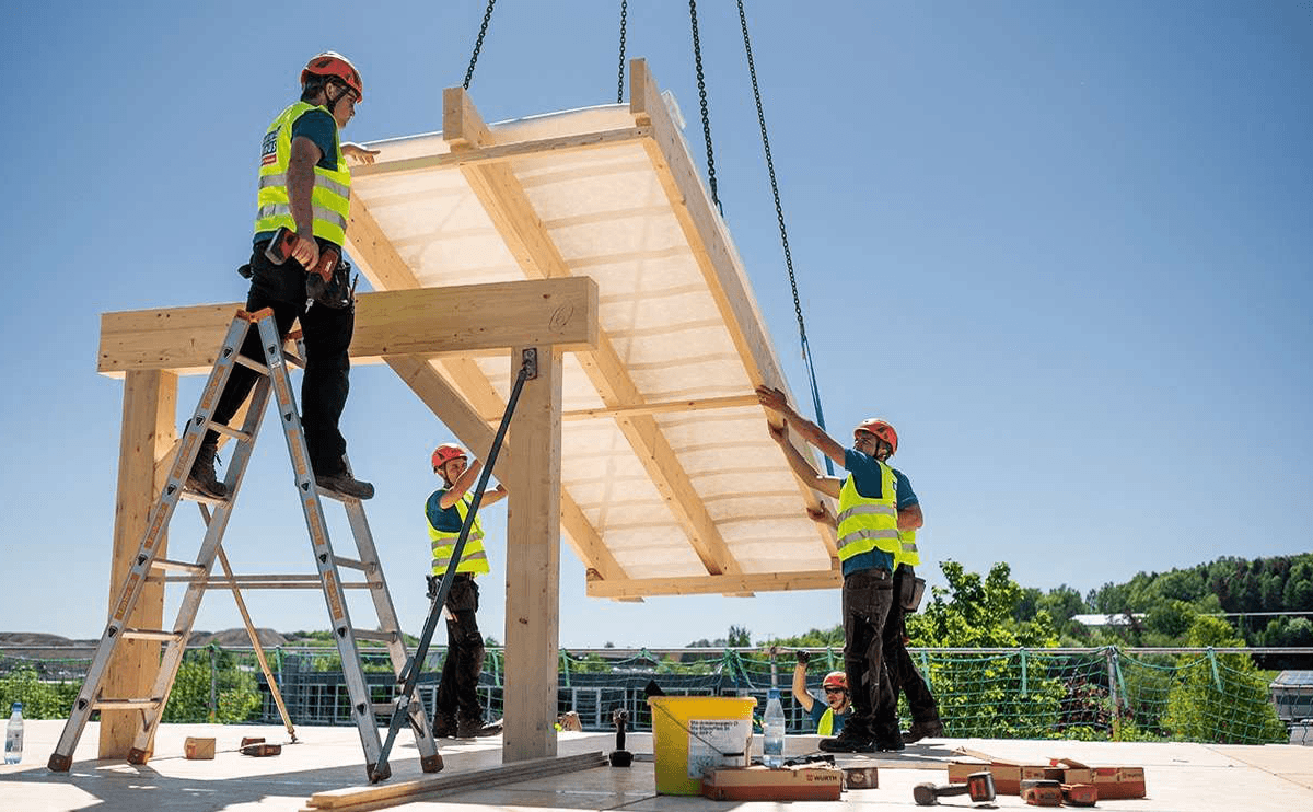 Bauarbeiter bei dem Aufbau eines Fertighauses