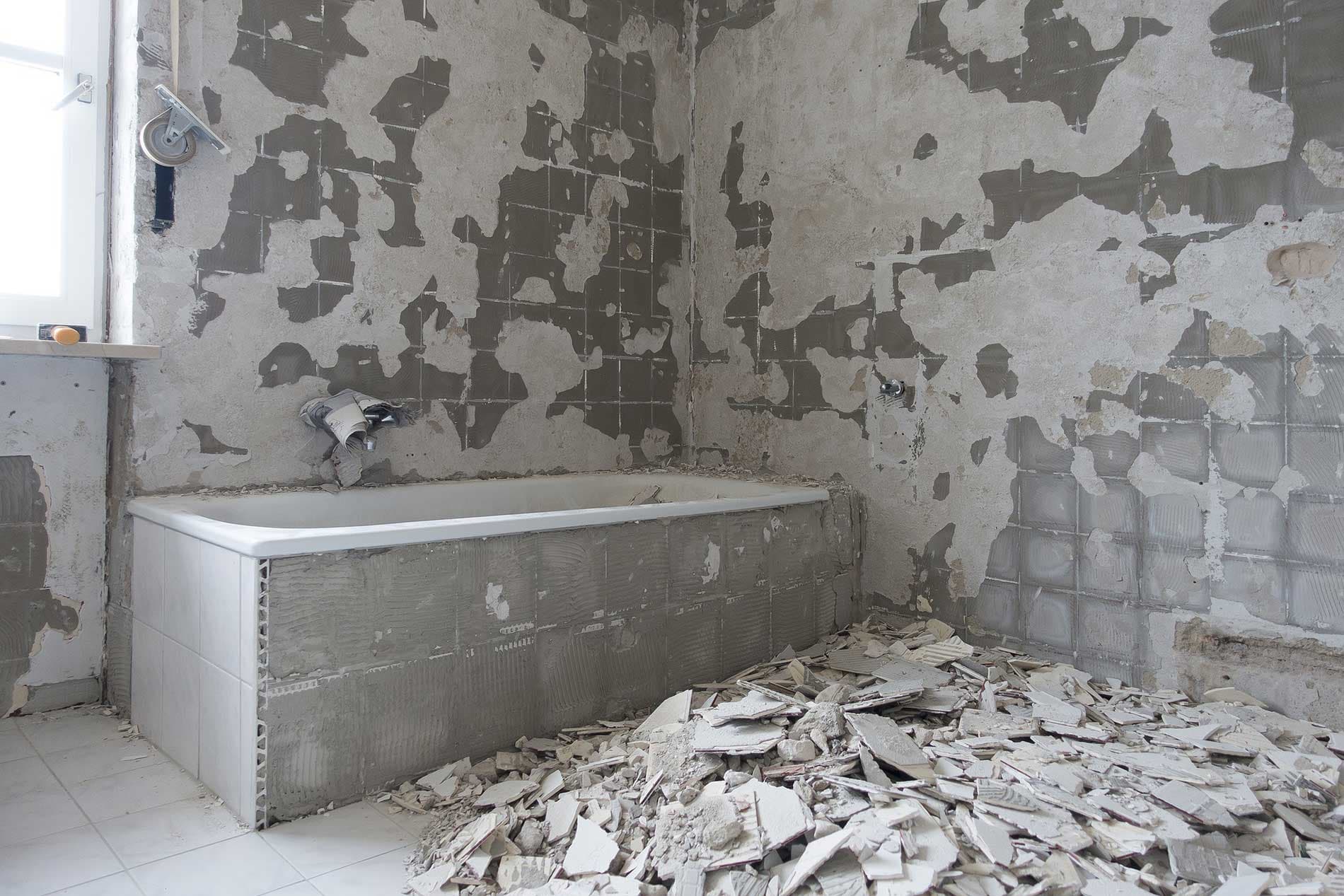 Sanierfälliges Badezimmer mit runtergekommener Badewanne