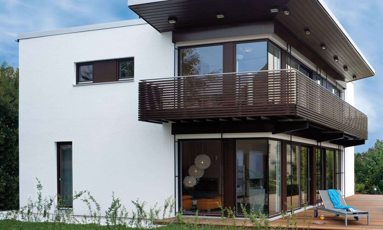Modernes Fertighaus mit Balkon, Terrasse und großer Fensterfront