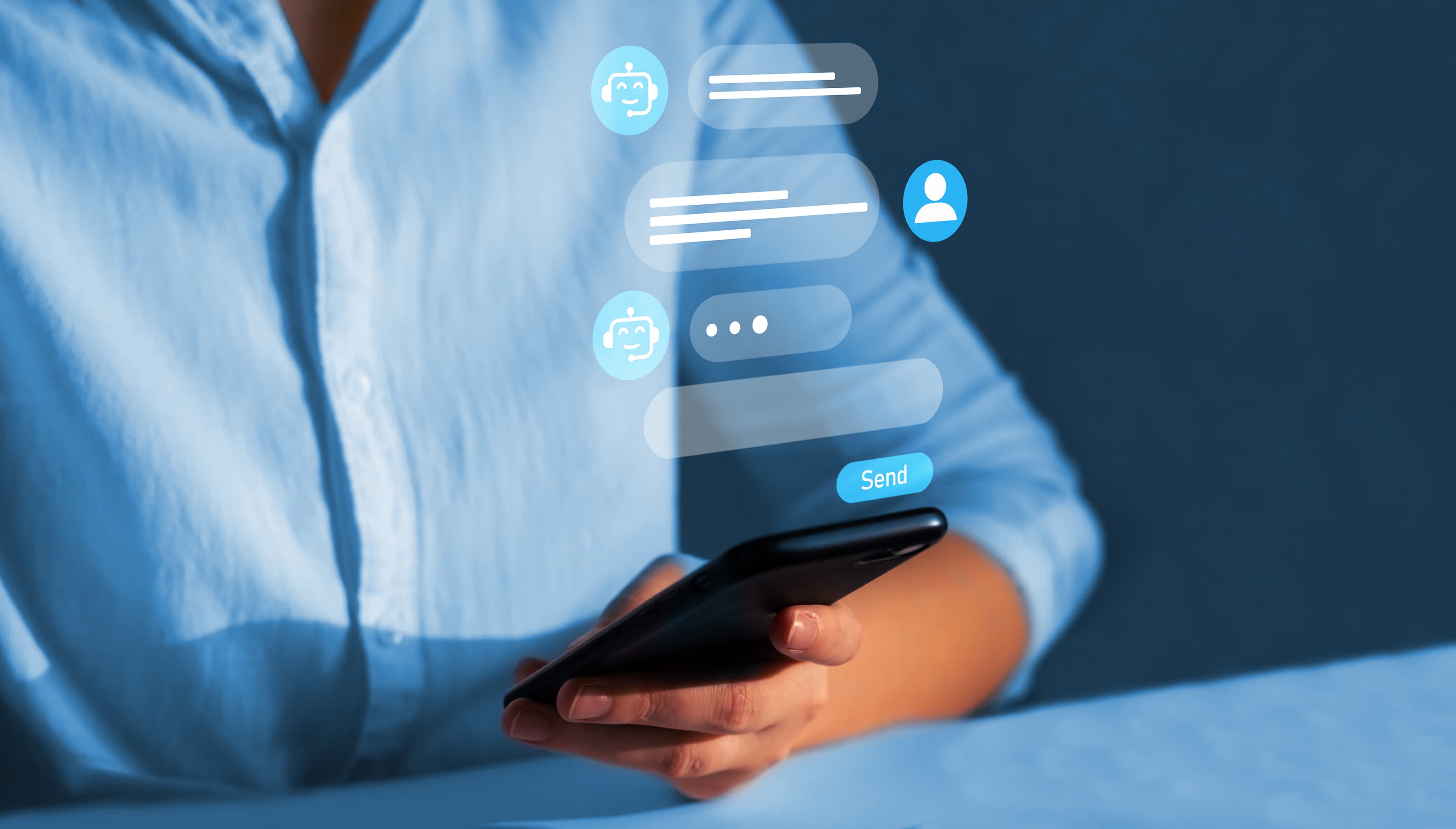 Person in blauem Hemd nutzt ein Smartphone mit Chat- und Chatbot-Symbolen für mobile Kommunikation und digitales Messaging.