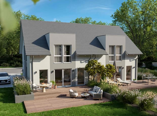 Fertighaus Doppelhaus zweigeschossig mit Satteldach, weißer Putzfassade, symmetrischen Fenstern und Holzterrassen im Garten