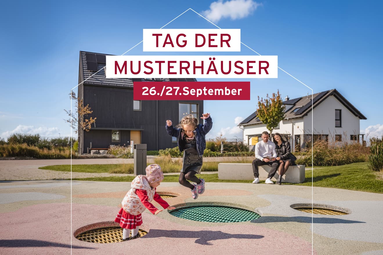 Zwei Kinder spielen auf einem bunten Spielplatz vor modernen Fertighäusern. Das Bild begleitet den „Tag der Musterhäuser“ am 26. und 27. September 2026, an dem bundesweit rund 600 Musterhäuser führender Fertighaushersteller in Musterhaus-Ausstellungen besichtigt werden können – bei freiem Eintritt.