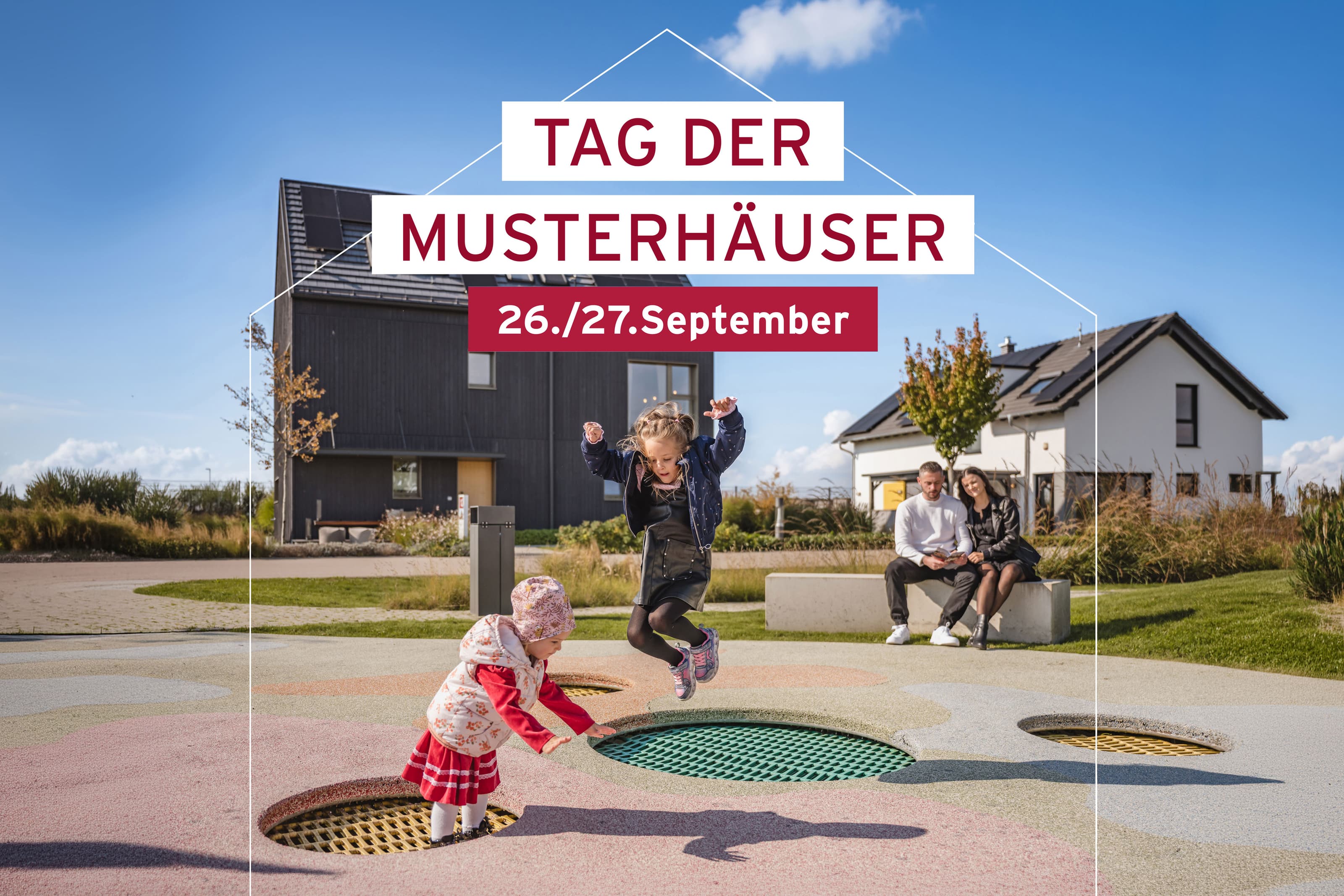 Zwei Kinder spielen auf einem bunten Spielplatz vor modernen Fertighäusern. Das Bild begleitet den „Tag der Musterhäuser“ am 26. und 27. September 2026, an dem bundesweit rund 600 Musterhäuser führender Fertighaushersteller in Musterhaus-Ausstellungen besichtigt werden können – bei freiem Eintritt.