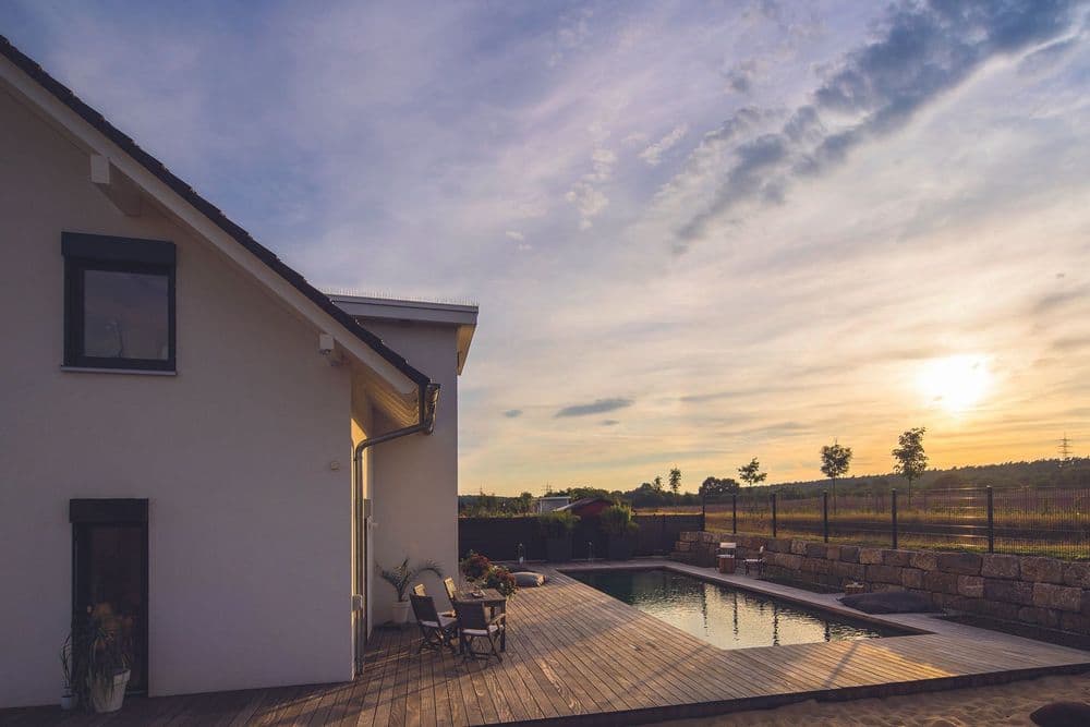 Einfamilienhaus mit großer Holzterrasse und Pool