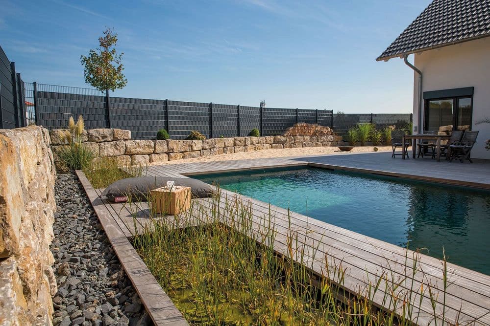 Holzterrasse mit Pool
