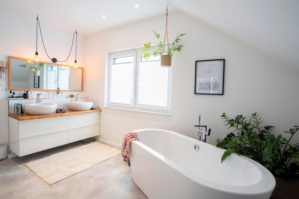 Helles Badezimmer mit freistehender Badewanne