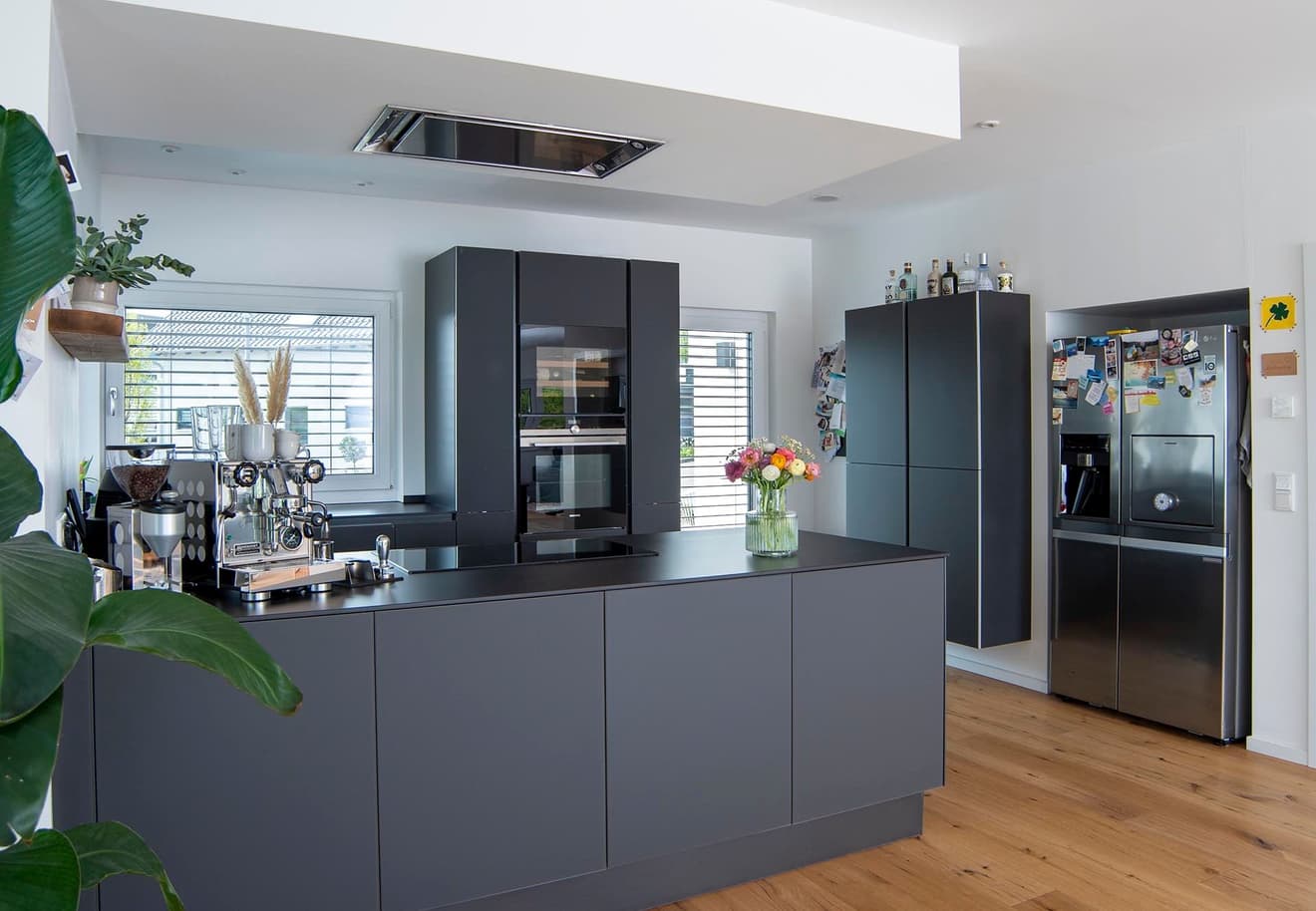 Moderne Küche in dunklem Design mit Kücheninsel