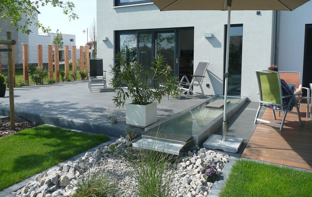 Terrasse mit Quellsteinbrunnen