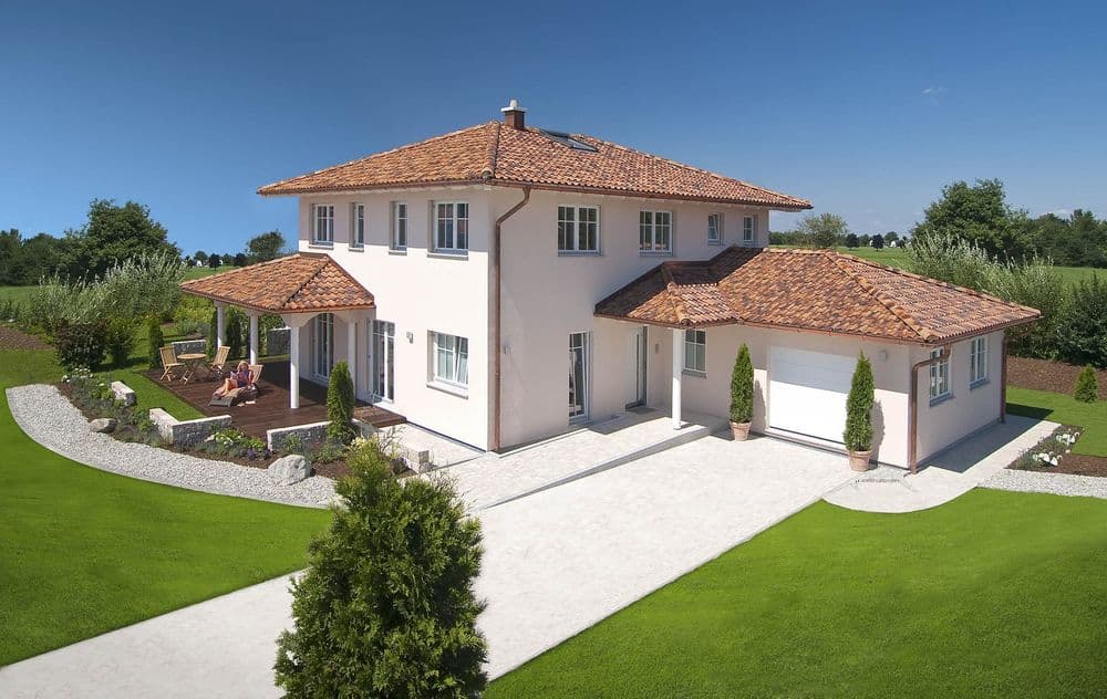 Modernes Fertighaus mit Zeltdach und angrenzender Garage