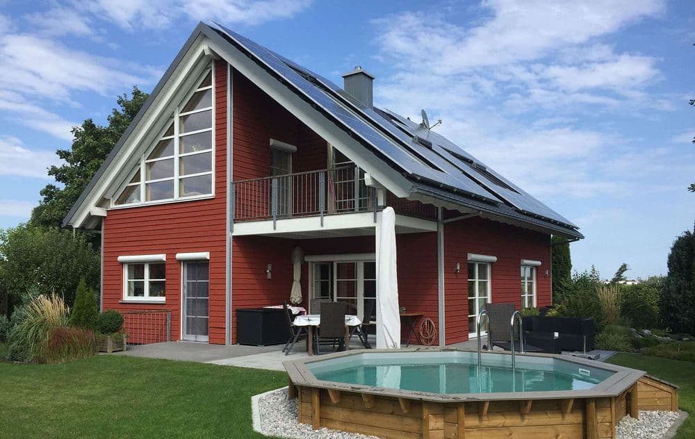 Einfamilienhaus mit Satteldach, Balkon, überdachter Terrasse und Pool