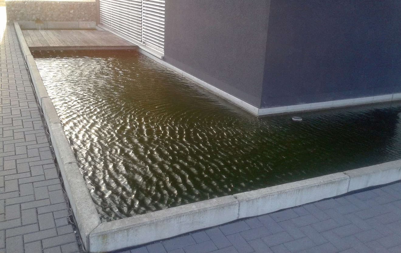 Wassergraben als Hausumrandung