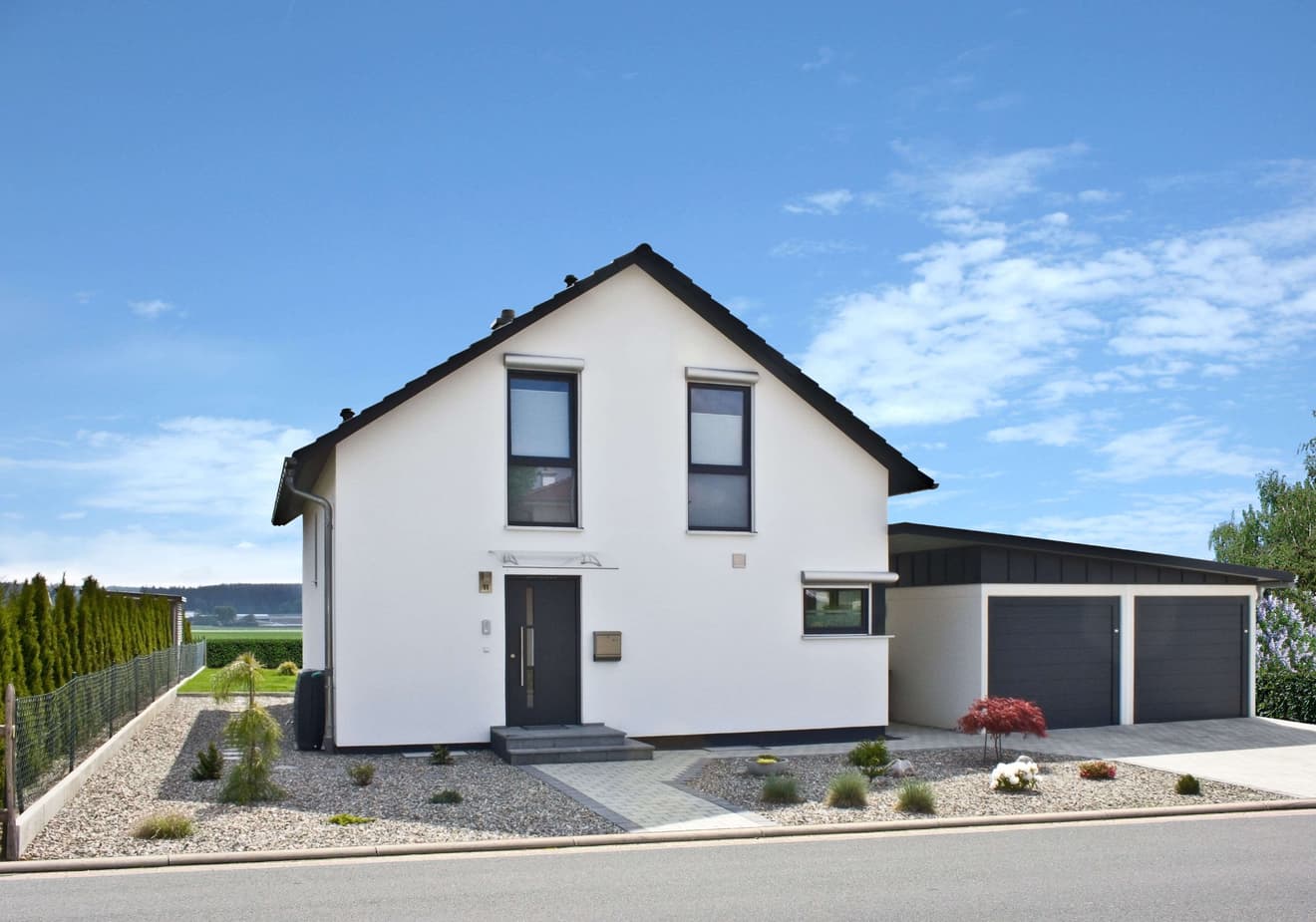 Einfamilienhaus mit Garage und Steingarten