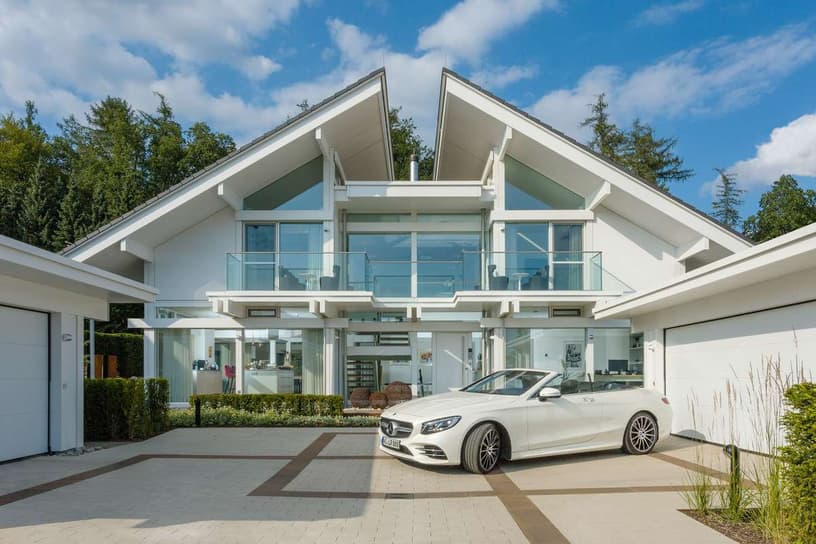 Modernes Fachwerkhaus von HUF Haus mit Garage