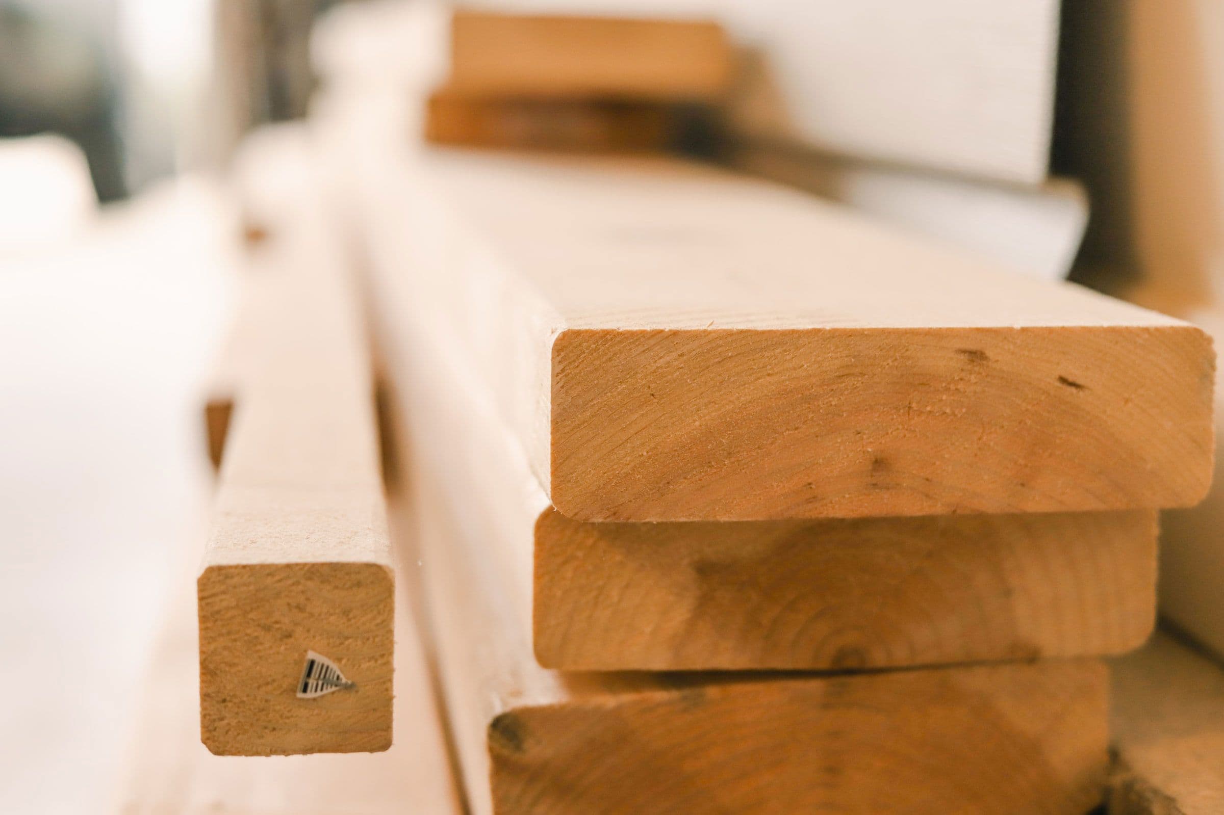 Stapel von Holzbrettern für den Hausbau