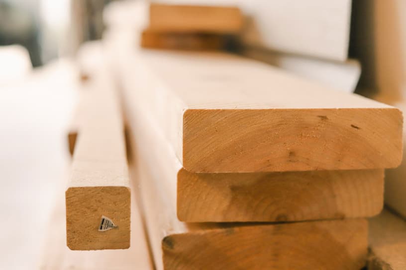 Stapel von Holzbrettern für den Hausbau