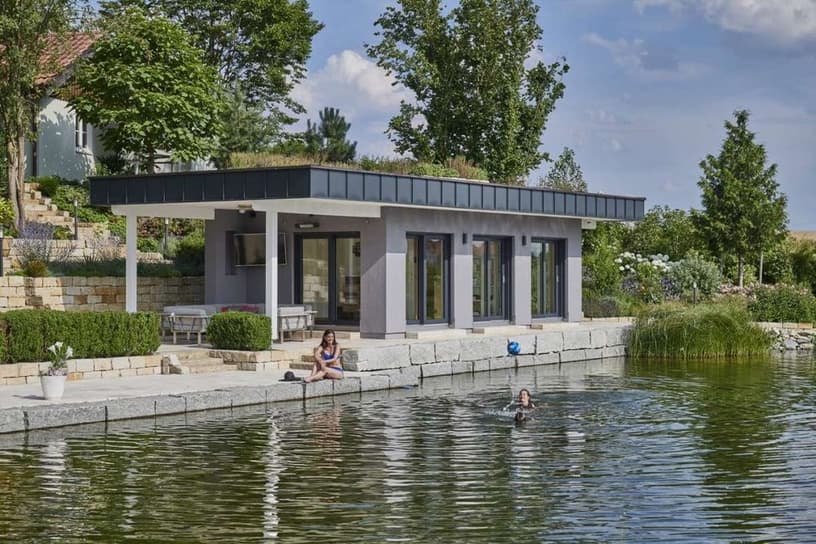 Schwimmteich mit Poolhaus