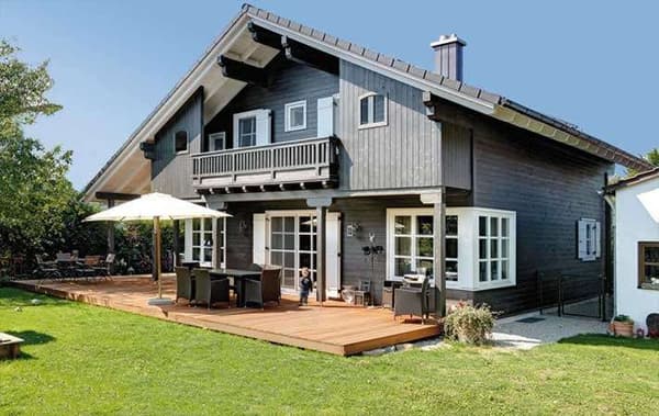 Rustikales Holzblockhaus im österreichischen Baustil.