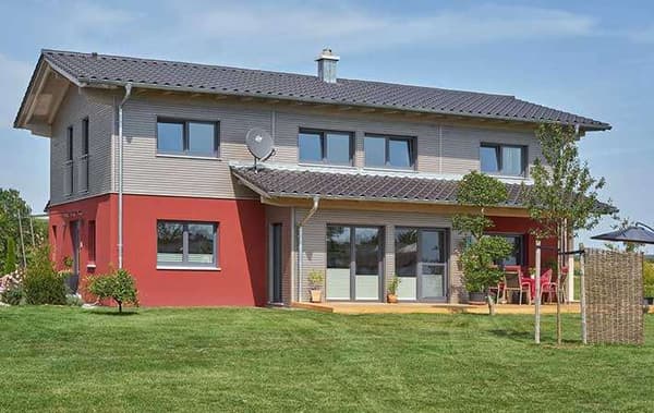 Holzblockhaus mit Putzfassade und Holzverschalung